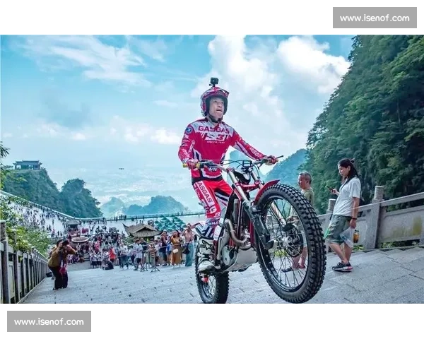 张家界天门山酷跑挑战赛开启勇者之路 挑战极限运动极致体验
